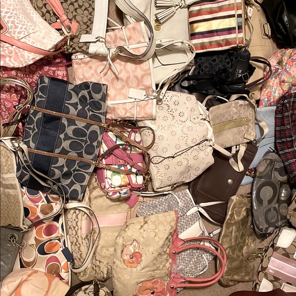 COACH signature jacquard fabric & patent leather flowers & trim tote. F16276 - Picture 3 of 15